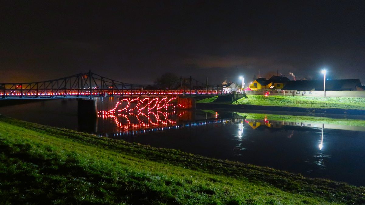 Svíčkami zavěšenými nad řekou Moravou prozářili lidé z Kostelan unikátní most